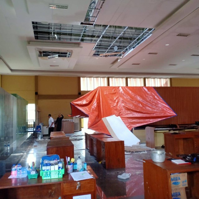 Kondisi plafon salah satu ruangan di gedung Mal Pelayanan Publik Kabupaten Blora, yang ambrol. Rabu (11/01/2023). (Foto: Dok istimewa)