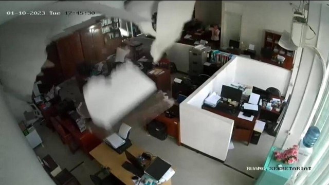 Kondisi plafon salah satu ruangan di gedung Mal Pelayanan Publik Kabupaten Blora, yang ambrol. Rabu (11/01/2023). (Foto: Dok istimewa)