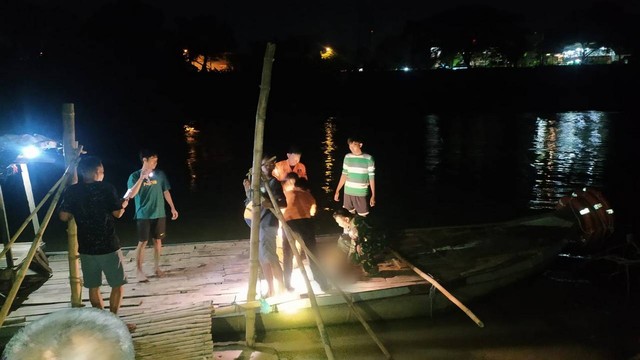 Tim SAR Gabungan dari BPBD Bojonegoro, saat mengevakuasi mayat korban tenggelam di Bengawan Solo di Desa Sranak, Kecamatan Trucuk, Kabupaten Bojonegoro. Rabu (11/01/2023) (Foto: Dok Istimewa)