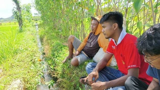 Gambar 1. Sosialisasi Dengan Salah Satu Petani Desa Karangsono