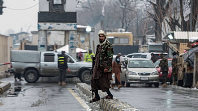 Pasukan keamanan Taliban memblokir jalan setelah ledakan bunuh diri di dekat kementerian luar negeri Afghanistan di Lapangan Zanbaq di Kabul pada Rabu (11/1/2023). Foto: Wakil Kohsar/AFP