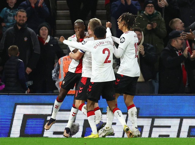Moussa Djenepo dari Southampton merayakan gol kedua mereka bersama rekan setimnya saat pertandingan di Stadion St Mary, Southampton, Inggris. Foto: David Klein/Reuters