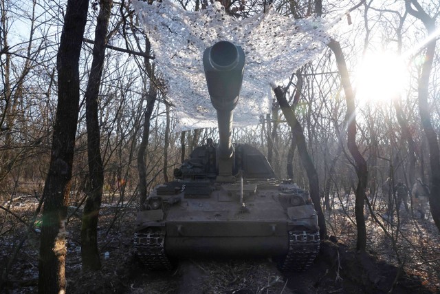 Tentara Ukraina, dari Brigade Artileri Berat ke-43 mengunakan howitzer Jerman Panzerhaubitze 2000, saat serangan Rusia ke Ukraina berlanjut, dekat Soledar, Ukraina, Rabu (11/1/2023). Foto: Clodagh Kilcoyne/Reuters