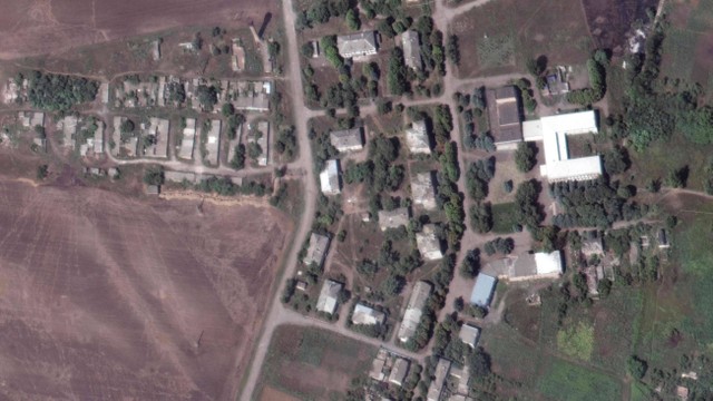 Tampilan satelit menunjukkan sekolah dan gedung, di Soledar selatan, Ukraina pada1 Agustus 2022. Foto: Maxar Technologies via Reuters