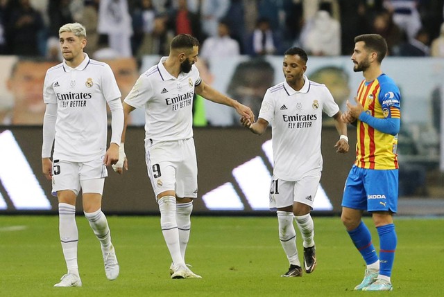 Karim Benzema dari Real Madrid merayakan gol pertamanya bersama Rodrygo dan Federico Valverde saat pertandingan di Stadion King Fahd, Riyadh, Arab Saudi. Foto: Ahmed Yosri/Reuters