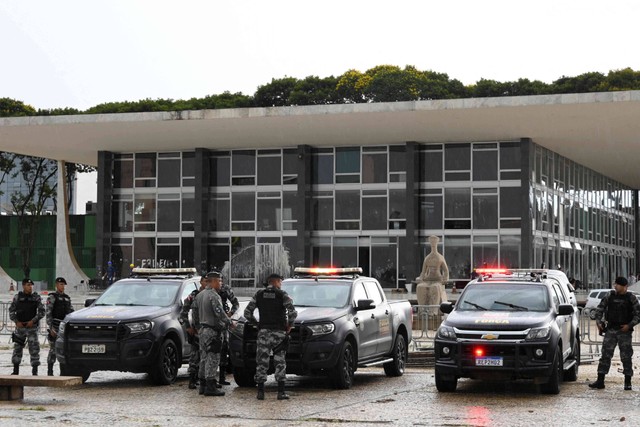 Petugas dan kendaraan Pasukan Keamanan Nasional berjaga di luar Istana Planalto di Brasilia pada Rabu (11/1/2023). Foto: Evaristo SA / AFP