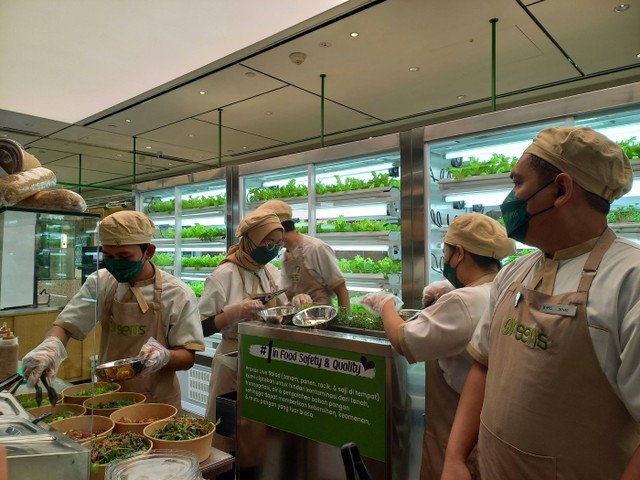 Penyajian makanan yang dipanen langsung di Greens, Plaza Indonesia, Jakarta Pusat, Rabu (11/1/2023). Foto: Monika Febriana/kumparan