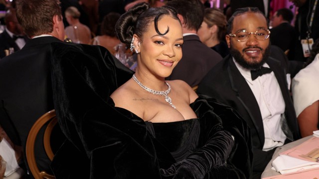 Rihanna selama acara Golden Globe Awards. Foto: HFPA/Handout via REUTERS