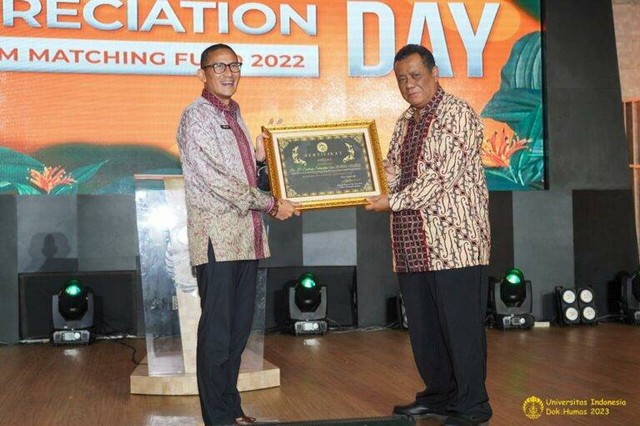 Rektor UI Prof. Ari Kuncoro, S.E., M.A., Ph.D serahkan penghargaan ke Menparekraf Dr. H. Sandiaga Salahuddin Uno, B.B.A., M.B.A.