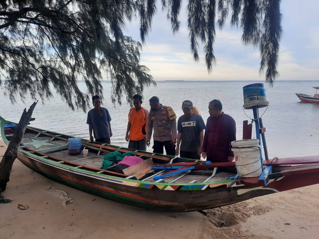 Dua nelayan asal banten terdampar di Kepulauan Seribu. Foto: Dok. Polres Kepuluan Seribu