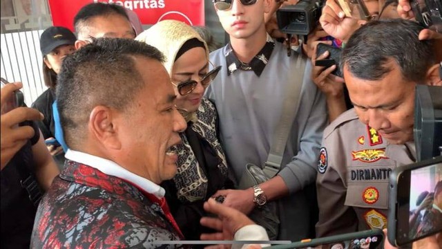 Artis Venna Melinda didampingi kedua anaknya, Verrell Bramasta (kanan) dan Athalla Naufal (kiri) didampingi pengacara Hotman Paris Hutapea saat mendatangi Ditreskrimum Polda Jatim dalam pemanggilan tambahan atas kasus KDRT, Kamis (12/1/2022). Foto: Farusma Okta Verdian/kumparan