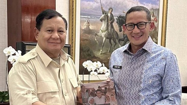 Prabowo Subianto menerima buku 1500 Inspirasi: Jelajah Perjalanan Sandiaga Uno yang berisi catatan perjalanan semasa kampanye pilpres tahun 2019. Foto: Twitter/@sandiuno