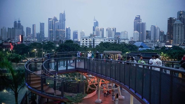 Jam buka Skywalk Senayan. Foto: Kumparan Travel.