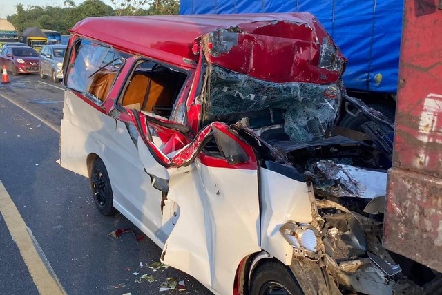 Angkot jurusan Serang tabrak truk di Tol Tangerang-Merak, Kamis (12/1/2023). Foto: Dok. Istimewa