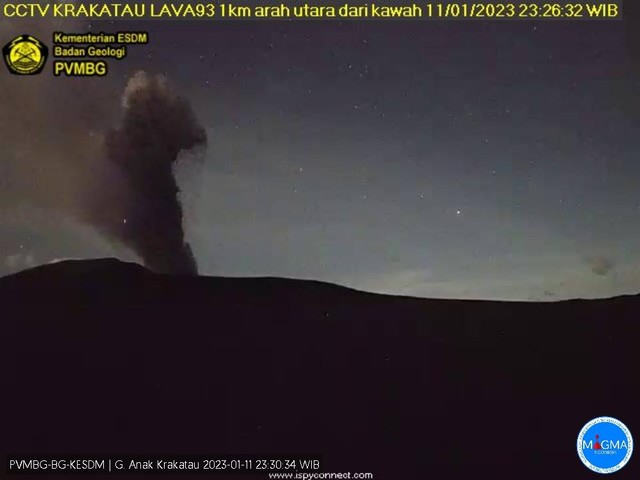 Gunung Anak Krakatau pada hari Rabu (11/1) sekitar pukul 23.30 WIB. | Foto: PVMBG