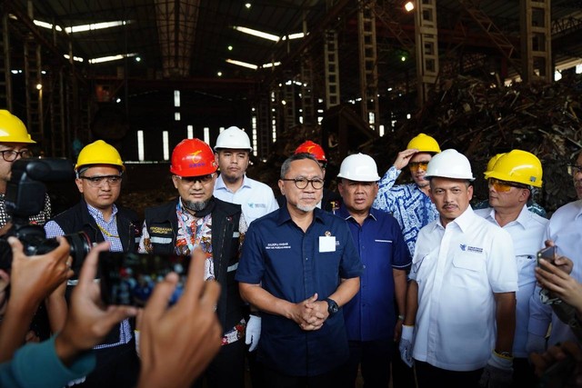 Menteri Perdagangan Zulkifli Hasan memberikan keterangan press saat menghadiri kegiatan Pemusnahan Produk Baja Tulangan Beton yang tidak memenuhi SNI.  Foto: Dok. Kemendag