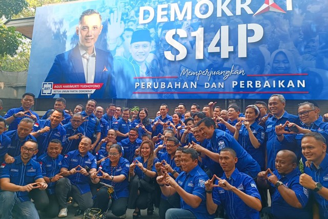 Ketua Umum Partai Demokrat Agus Harimurti Yudhoyono (AHY) bersama jajaran kader Partai Demokrat di Kantor DPP Partai Demokrat, Jakarta, Kamis (12/1/2023). Foto: Zamachsyari/kumparan