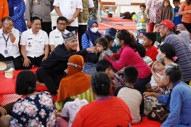 Gubernur Jawa Tengah, Ganjar Pranowo meninjau pengungsian korban banjir di Desa Karangrowo, Kudus, Kamis (12/1/2023). Foto: Dok. Istimewa