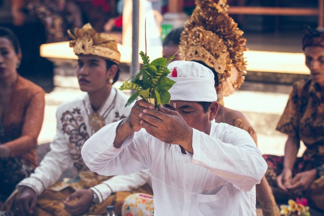 Ilustrasi Penampahan Kuningan, Foto Pexels Artem Beliaikin