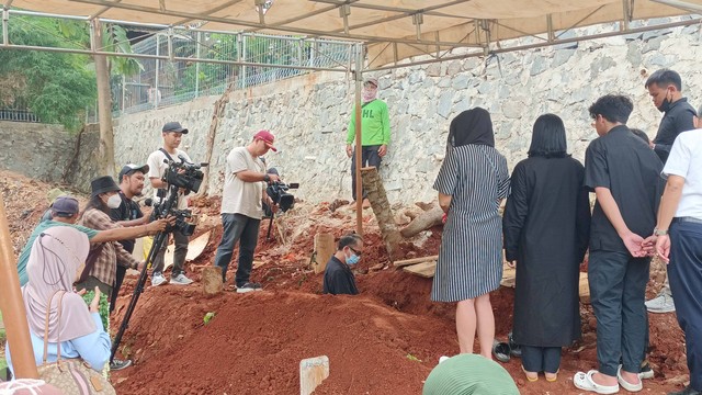 Prosesi Pemakaman Ibunda Aktor Indra birowo di TPU Kampung kandang. Foto: Aprilandika Pratama/kumparan
