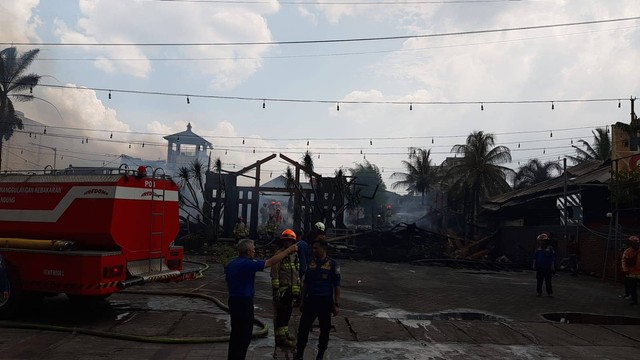 RM Ampera Bandung ludes terbakar.