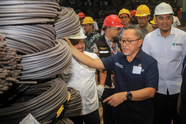 Menteri Perdagangan Zulkifli Hasan melakukan sidak ke pabrik baja tulangan beton di PT Long Teng Iron and Steel Product di Pasar Kemis, Kabupaten Tangerang, Banten, Kamis (12/1/2023). Foto: Fauzan/ANTARA FOTO