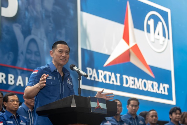 Ketua Umum Partai Demokrat Agus Harimurti Yudhoyono (AHY) memberikan keterangan pers awal tahun 2023 terkait isu terkini dan sikap Partai Demokrat jelang Pemilu 2024 di Kantor DPP Partai Demokrat, Jakarta, Kamis (12/1/2023). Foto: Muhammad Adimaja/ANTARA FOTO