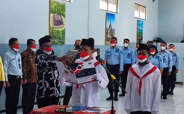 AR dan AK saat berikrar di Lapas Kelas IIA Magelang. Foto: her.