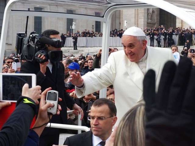 Paus Fransiskus memberikan sambutan kepada umat di lapangan Santo Petrus. Sumber foto : Pixabay.com