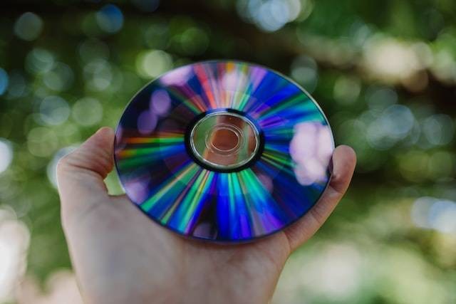 Ilustrasi kepingan CD atau Compact Disc. Foto: Unsplash.com/Phil Hearing