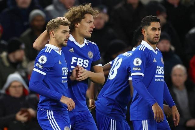 Pemain Leicester City Kiernan Dewsbury-Hall merayakan gol pertama mereka bersama rekan setimnya saat hadapi Liverpool di Stadion Anfield, Liverpool, Inggris, Jumat (30/12/2022). Foto: Carl Recine/REUTERS