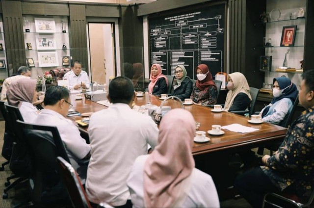 Lembaga Advokasi Perempuan Damar Lampung melakukan audiensi dengan Gubernur Lampung Arinal Djunaidi. | Foto: Damar Lampung