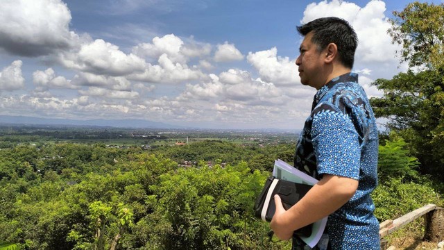 Wakil Ketua Komisi B DPRD DIY, Rm. Sinarbiyatnujanat saat meninjau bakal calon wisata Bukit Mengger, Bantul. Foto: Maria Wulan/Tugu Jogja