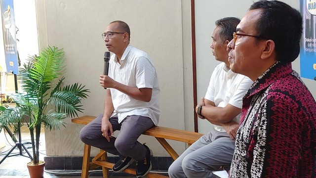 Dari kiri: Pengamat Politik UGM, Mada Sukmajati; Pakar Hukum Tata Negara UGM, Andi Sandi; Pakar Komunikasi Politik UGM, Nyarwi Ahmad, saat jadi pembicara dalam acara Pojok Bulaksumur di UGM. Foto: Widi RH Pradana