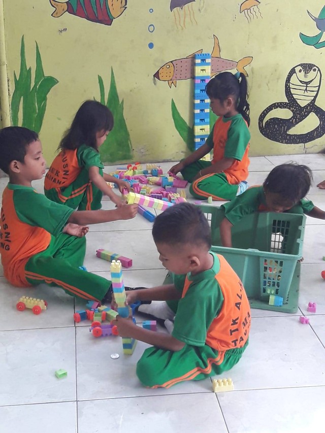 Anak - anak TK Al Husni, Kab. Tangerang sedang merapihkan mainan dan bermain. Sumber: Endah Rosdiana