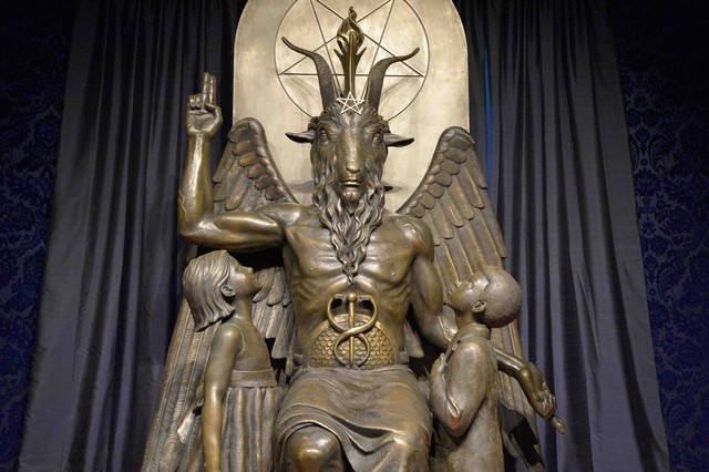 Patung Baphomet terlihat di ruang konversi di Kuil Setan tempat "Rumah Neraka" diadakan di Salem, Massachusett, Amerika Serikat. Foto: Joseph Prezioso/AFP