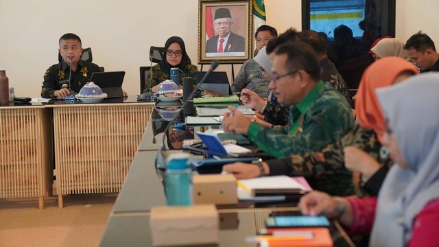 Wali Kota Palu Hadianto Rasyid pimpin rapat evaluasi program kerja Pemerintah Kota Palu. Foto: Dok. Pemkot Palu