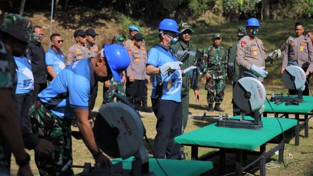 Tiga pucuk senjata api rakitan secara simbolis dimusnahkan dengan cara dipotong-potong dengan alat potong besi di lapangan tembak pistol Rindam IM, Aceh Besar, Kamis (12/1). Foto: Abdul Hadi/acehkini