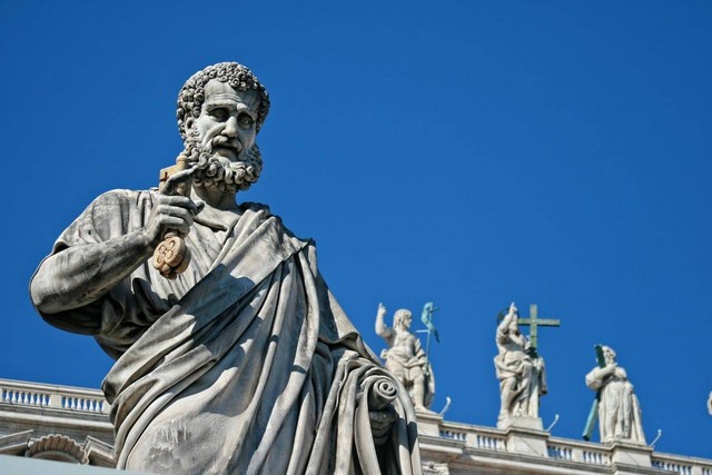 Patung Santo Petrus memegang kunci sorga. Sumber foto : Pixabay.com