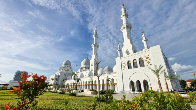 Masjid Raya Sheikh Zayed Solo akan dibuka untuk umum Januari ini. FOTO: Fernando Fitusia 