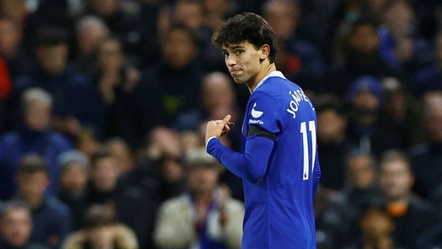 Pemain Chelsea Joao Felix berjalan keluar lapangan setelah menerima kartu merah dari wasit David Coote. Foto: Peter Cziborrattage/Reuters