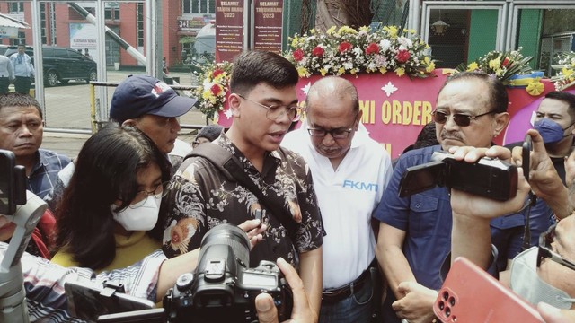 Politisi senior Eros Djarot jengkuk SK Budiarjo di Rutan Salemba. Foto: GBN