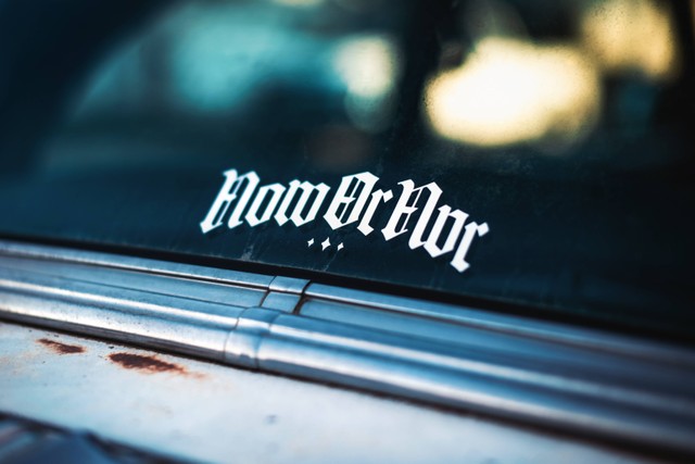 ilustrasi 20 Kata-kata di Kaca Mobil, Aesthetic dan Penuh Makna. Unsplash/Tim Mossholder.