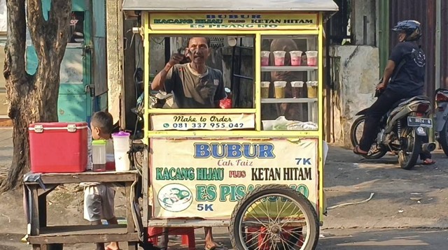 Wow! Penjual Bubur di Surabaya Ini Kuasai 3 Bahasa Asing