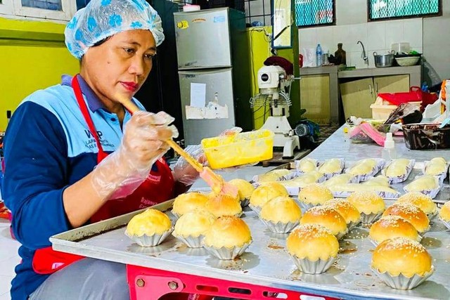 WBP Lapas Perempuan Sungguminasa Kanwil Kemenkumham Sulsel sedang Membuat Roti