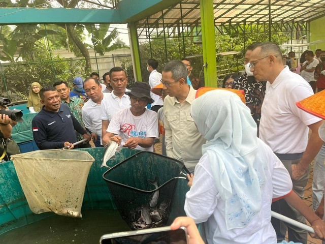 Pj Gubernur Heru Budi Hartono mengunjungi Agro Edukasi Wisata Ragunan, Jakarta Selatan, Jumat (13/1). Foto: Haya Syahira/kumparan