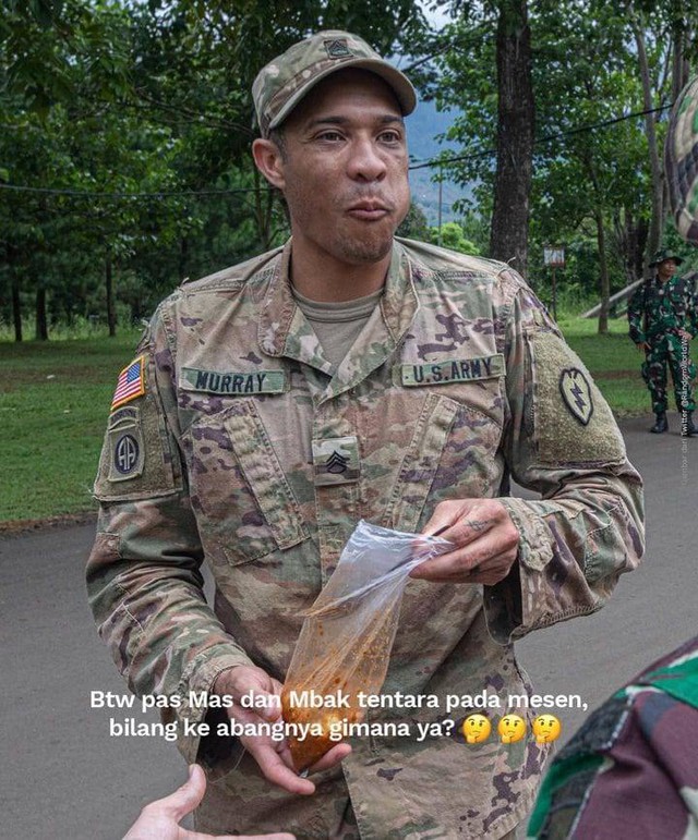 Tentara Amerika Serikat yang jajan siomay. Foto: instagram.com/kemenparekraf.ri