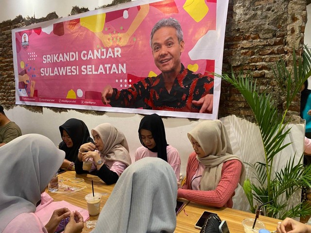 Relawan Srikandi Ganjar Sulsel menggelar workshop dengan tema Make Your Own Accesories With HoraCraft di Sei Timor, Kota Makassar, Jumat (13/1/2023). Foto: Dok. Istimewa