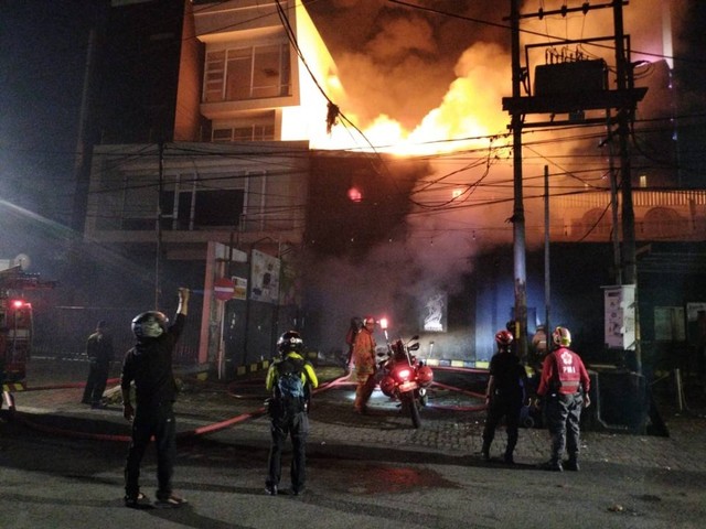Gudang Indomaret Raya Gubeng Surabaya Terbakar, Kerugian Capai Rp300 Juta