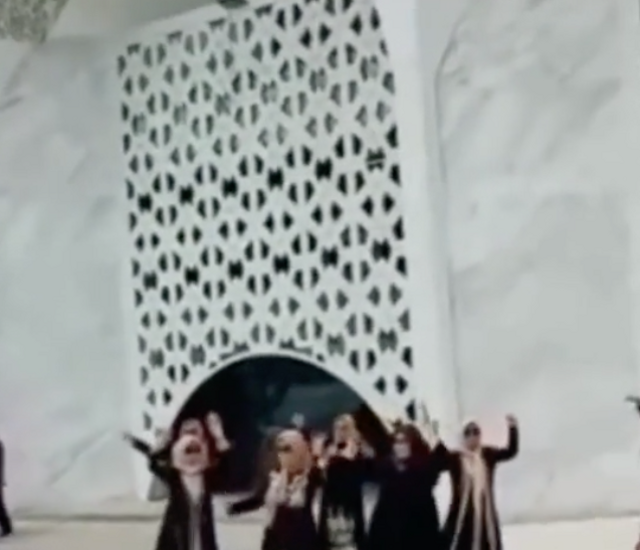 Video emak-emak berjoget di area Masjid Al-Jabbar yang viral di media sosial.